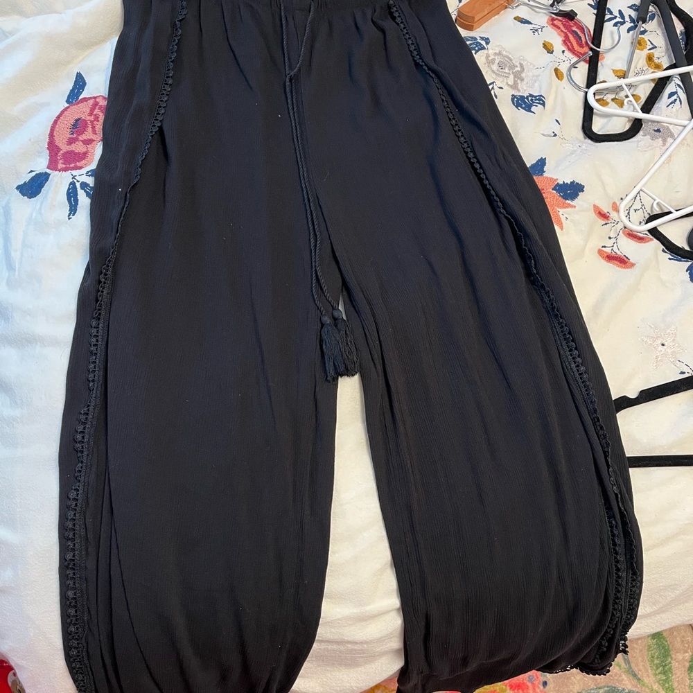 Bohemian pants that open on the side of the legs